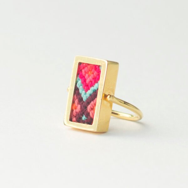 Anillo o Dije dorado o plateado con tejido Wayuu Zoken Joyeria