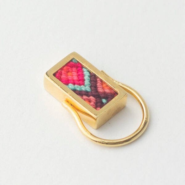 Anillo o Dije dorado o plateado con tejido Wayuu Zoken Joyeria