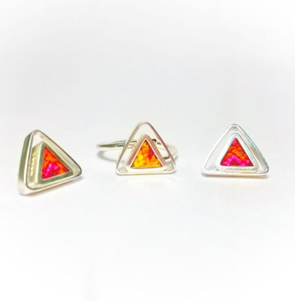 Anillo triangular con contorno